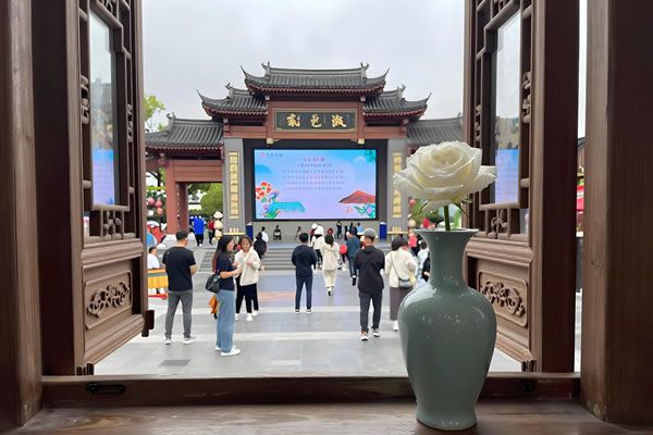 “新中式樂園”刷屏出圈！LED顯示屏賦能非遺文旅，維康國際打造沉浸式國風(fēng)盛宴